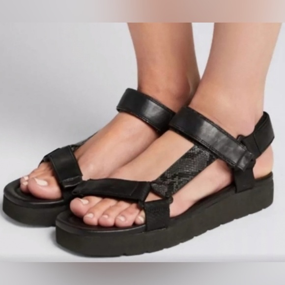 Vince Shoes - Vince Carver Sport Sandal 39.5/9